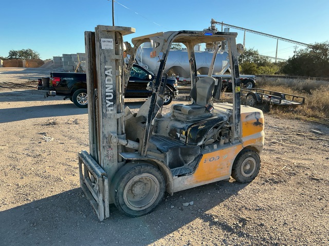Hyundai 30D-9 5890 lb Pneumatic Tire Forklift (Inoperable)