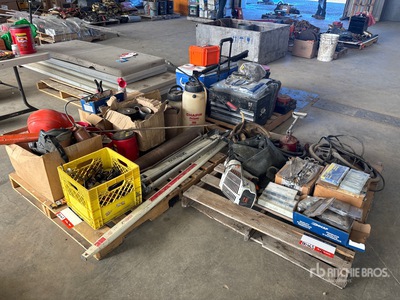 Quantity of (3) Pallets of Shops Supplies Articoli da ferramenta e di consumo