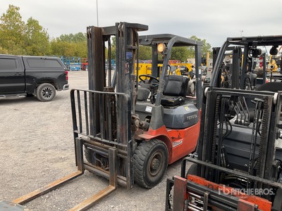 1999 Toyota 7FGU25 3750 lb Pneumatic Tire Forklift