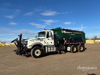 2015 Mack GU713 6x4 Schneepflug-Lastzug