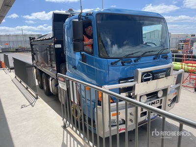 2013 Hino 3-Achs Kipper-Lkw