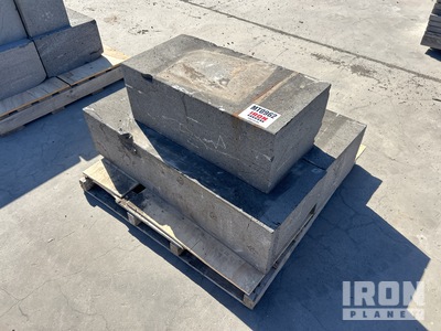 Quantity of Bluestone Blocks معدات بناء متنوعة