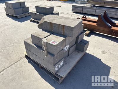 Quantity of Bluestone Blocks معدات بناء متنوعة