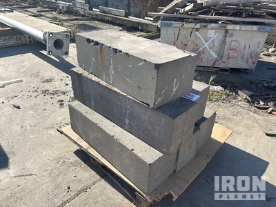 Quantity of Bluestone Blocks معدات بناء متنوعة