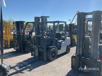 2006 Nissan MUGL02A30LV 5200 lb Pneumatic Tire Forklift