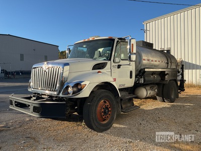 Etnyre CENT II 2000 gal on 2009 International S30 4x2 Asphalt Distributor Truck