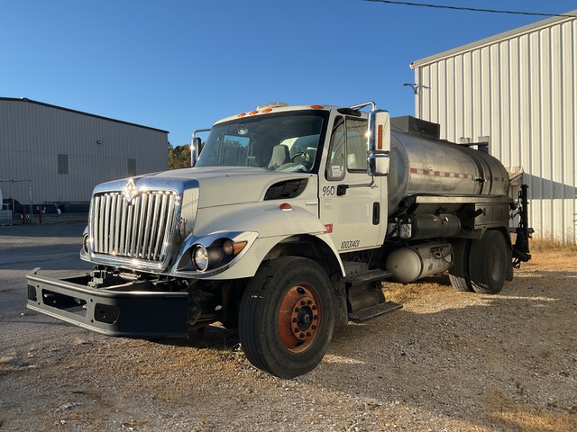 Etnyre Cent II 2000 gal on 2009 International 7300 4x2 Asphalt Distributor Truck