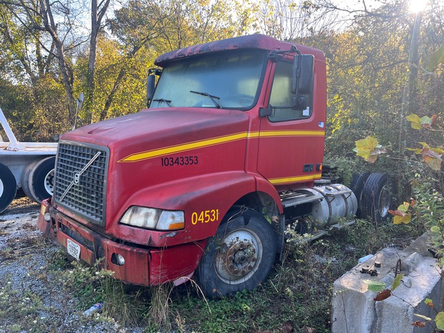 2004 Volvo VNM200 4x2 S/A Day Cab Truck Tractor (Inoperable)