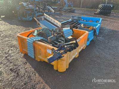 Assorted Blueberry Harvester Parts Pièces diverses