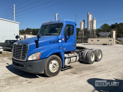 2014 Freightliner 6x4 tandem axle tractor تراكتور شاحنة نهارية (ثنائية المحور)