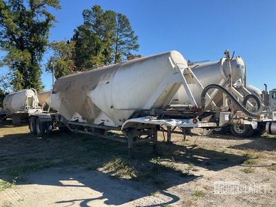 1982 Fruehauf T/A Remorque à vrac pneumatique