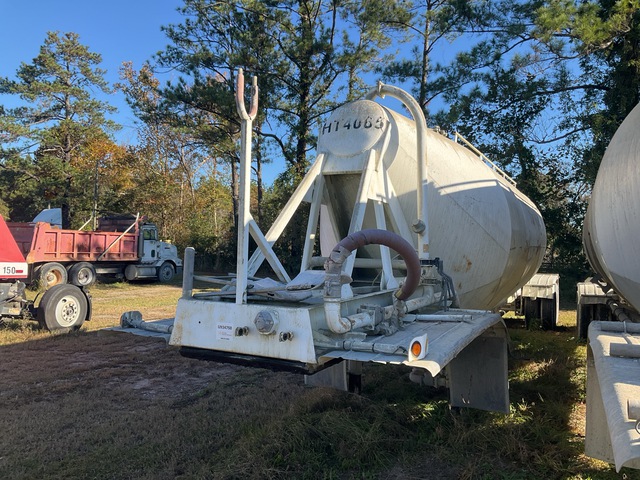 1976 Fruehauf T/A Pneumatic Bulk Trailer