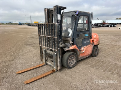Toyota 7FDU35 7000 lb Pneumatic Tire Forklift