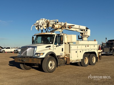 Altec DM47 B on 2004 International 7400 6x4 Digger Derrick Truck