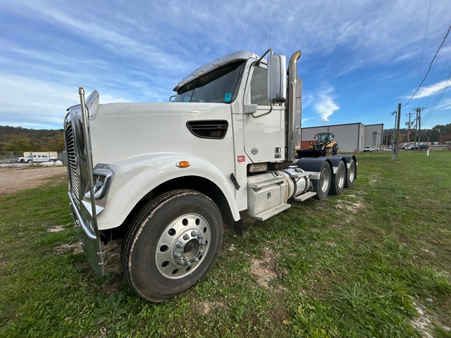 2017 Freightliner 122SD 8x4 Tri/A Day Cab Truck Tractor 2017 Freightliner 122SD 8x4 Tri/A Day Cab Truck Tractor