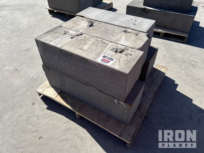 Quantity of Bluestone Blocks معدات بناء متنوعة