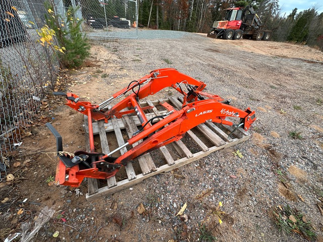 Kubota LA535 Front Loader Attachment (Inoperable)