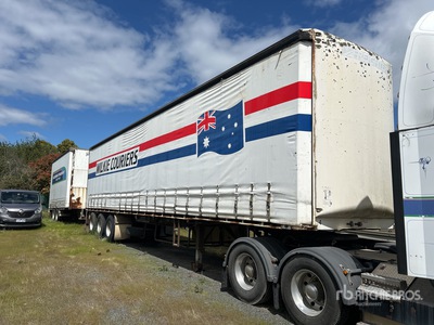 2002 MaxiTrans Curtain Side Trailer