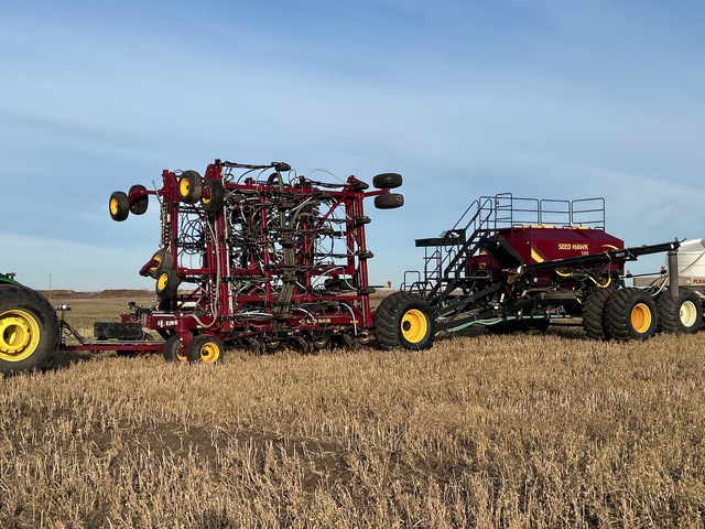 2016 Seed Hawk 45 Series 60 ft Air Drill /2016 Seed Hawk 500 Tow-Behind Air Cart