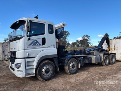 2021 Mitsubishi Fuso 8x4 Twin-Steer Autocarro con gancio per impianto scarrabile