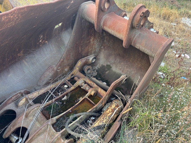 Cat Bucket w/ Hydraulic Thumb - Fits Cat 320