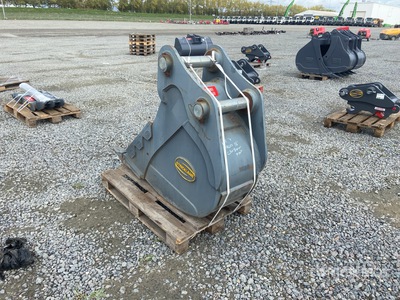 Strickland 18 in Digging Excavator Bucket - Fits Kobelco SK210
