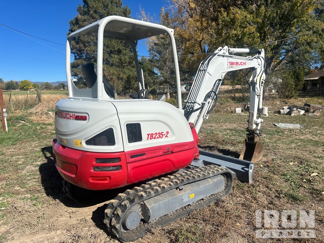 EXCAVADORA 2018 TAKEUCHI TB235