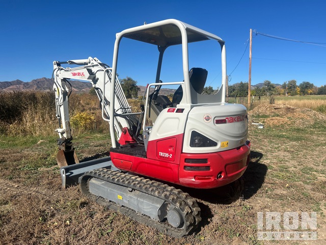 EXCAVADORA 2018 TAKEUCHI TB235