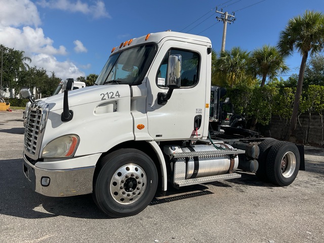 2012 Freightliner CA113 4x2 S/A Day Cab Truck Tractor 2012 Freightliner CA113 4x2 S/A Day Cab Truck Tractor