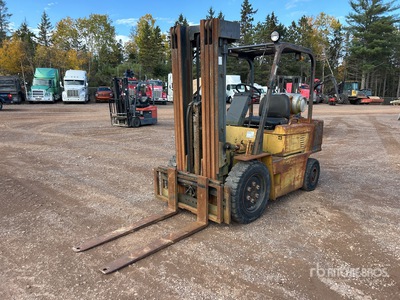 1987 Cat V50D 4500 lb Carretilla Elevadora (Inoperable)