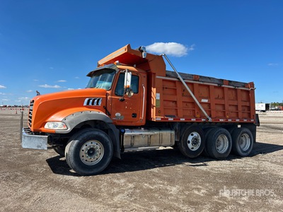 2015 Mack GU813 8x4 Camion à benne basculante Tridem