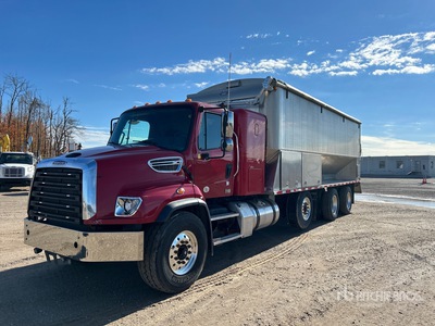2018 Freightliner 114SD 8x4 Sleeper Camion à grains