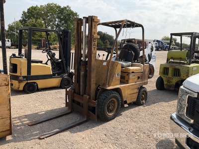 Towmotor V40B 4000 lb Pneumatic Tire Forklift