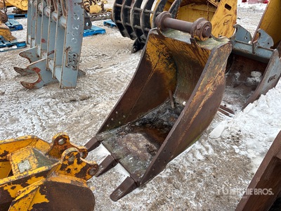 27 in Digging Excavator Bucket