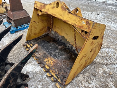 WBM 70 in Hydraulic Tilting Excavator Bucket - Fits John Deere 400