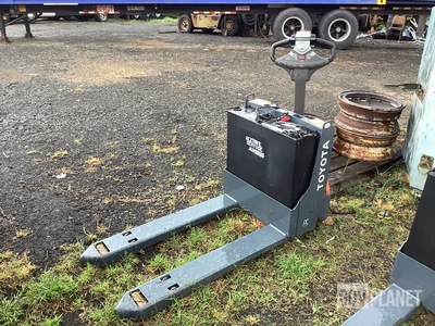 Toyota 8HBW23 Pallet Jack