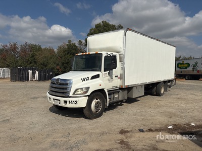 2015 Hino 268 4x2 Furgoneta caja cerrada