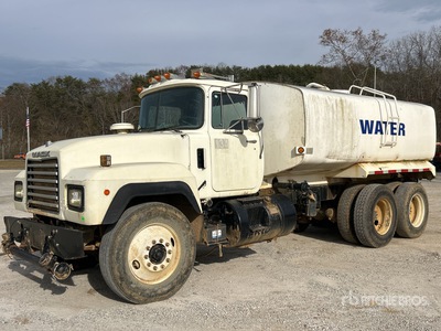 1993 Mack RD688S 4000 gal 6x4 Water Truck