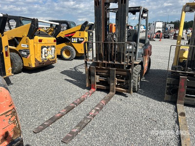 2013 Toyota 8FD35U 7700 lb Pneumatic Tire Forklift