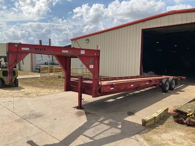 2009 30 ft T/A Gooseneck Hydraulic Tilt DeckTrailer