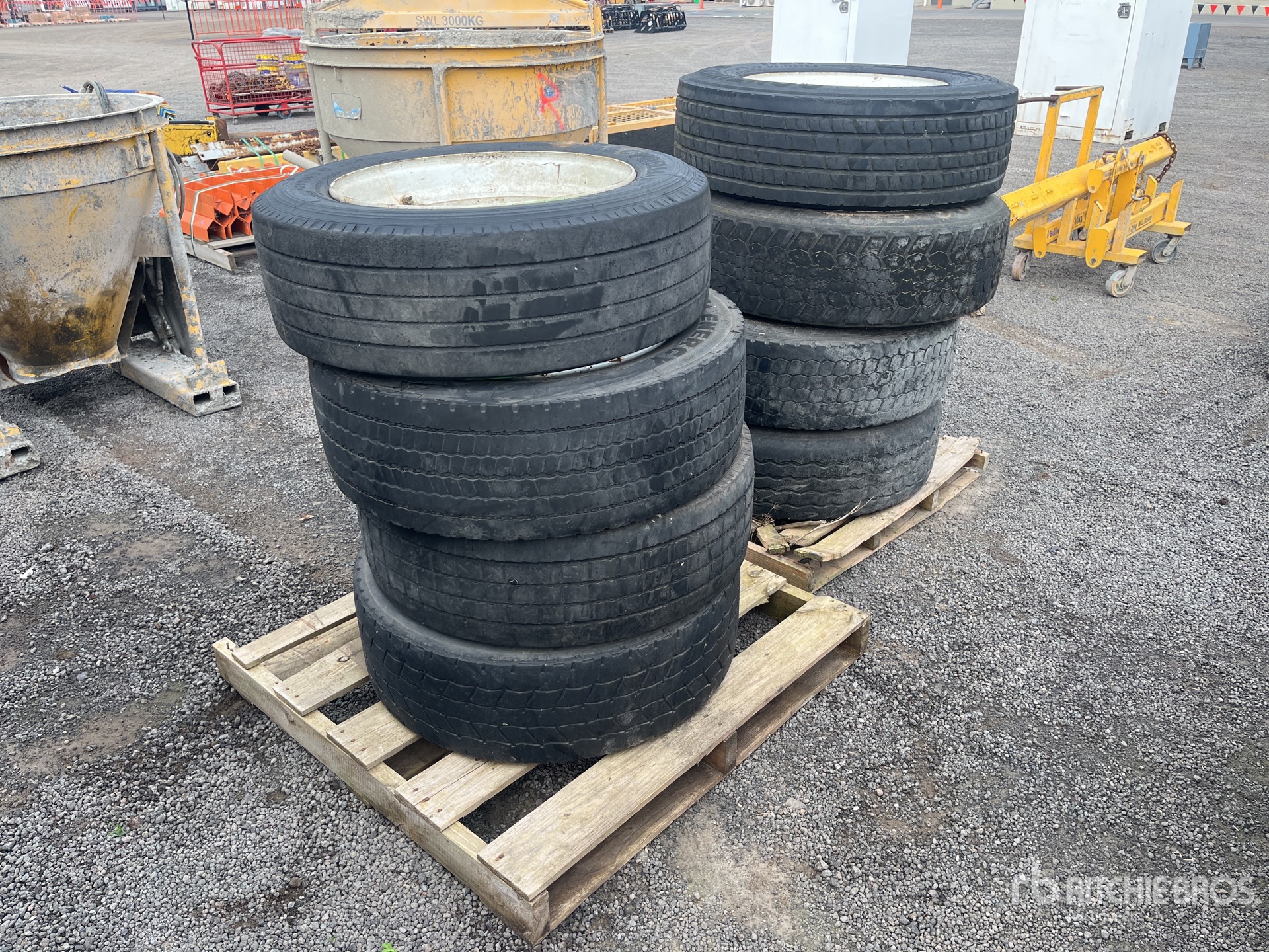 Quantity of (8) Tyres & Wheels Varios otros