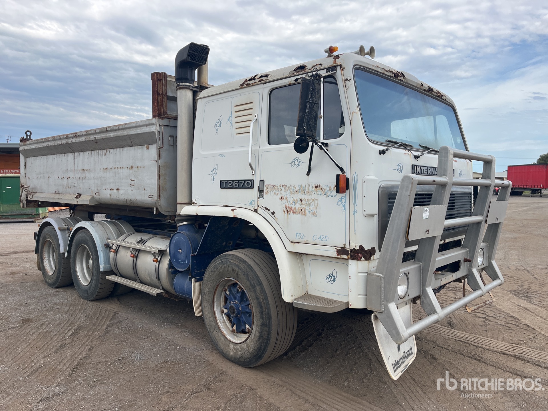 1985 International T2670 6x4 Sleeper 3-Achs Kipper-Lkw