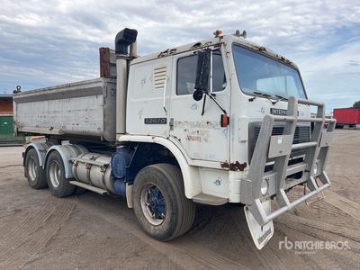 1985 International T2670 6x4 Sleeper を見 Dump Truck