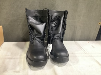 (24) Pairs of Men's Safety Boots