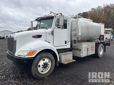 2005 Peterbilt 335 4x2 Autocarro trasporto carburante per lubrificante