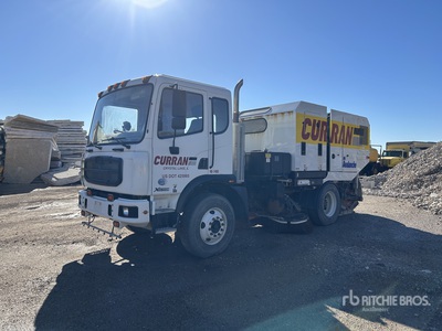 2014 Schwarze M6 Avalanche Sweeper Truck