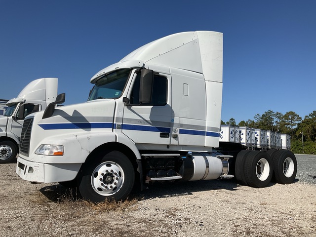 2015 Volvo VNR64T T/A Sleeper Truck Tractor 2015 Volvo VNR64T T/A Sleeper Truck Tractor