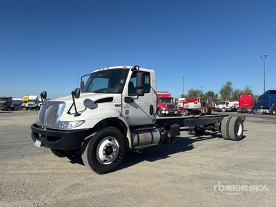 2022 International MV607 4x2 を見 Cab and Chassis