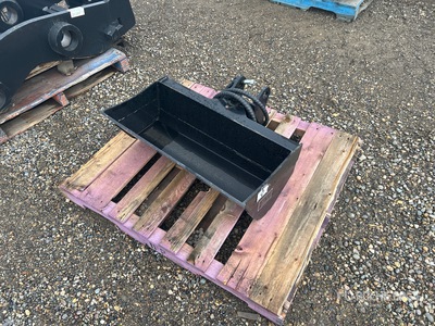 32 in Tilting Excavator Bucket - Fits 3 ton Excavator (Unused)