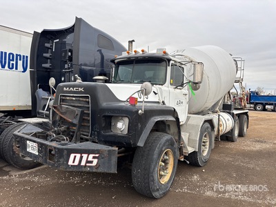 2005 Mack RB600 8x4 Twin-Steer Mixer Truck (Inoperable)